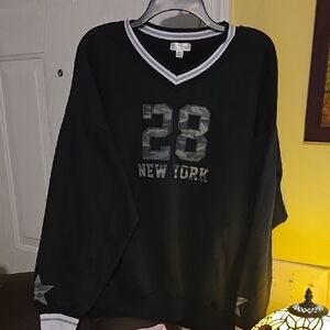 Black V-Neck Sweatshirt with New York Print